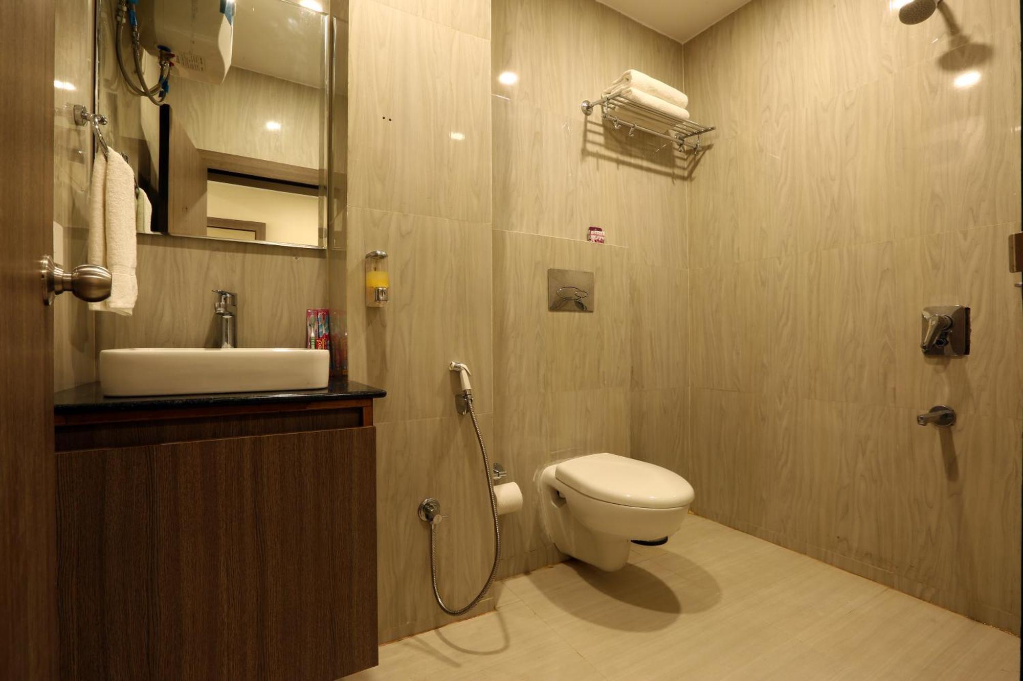 West Near Igi Airport Delhi 4* New Delhi